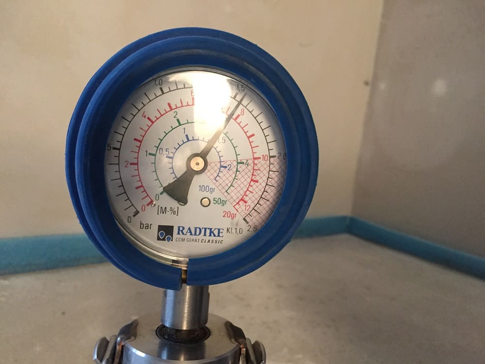 Das Ergebnis der CM-Messung sagt aus, wie hoch die Estrich Restfeuchte ist und ob der Bodenbelag schon aufgebracht werden kann