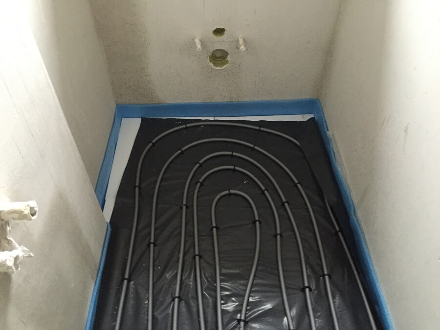 Bevor der Estrich verlegt wird und die Fuรbodenheizung nicht mehr sichtbar ist, sollte eine baubegleitende Qualitรคtskontrolle vor Ort erfolgen