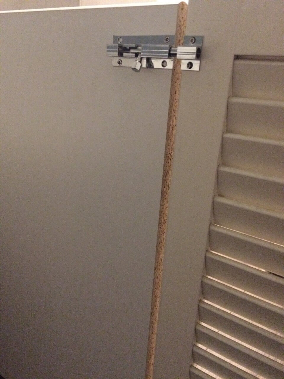 lamellentür und türschließer für den selbstgebauten kaninchenstall lamellentür und türschließer für den selbstgebauten kaninchenstall