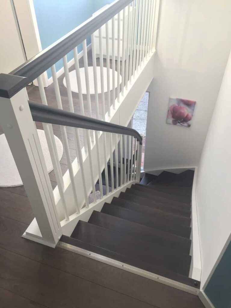 wangentreppe mit innengeländer auf dem weg nach unten wangentreppe mit innengeländer auf dem weg nach unten