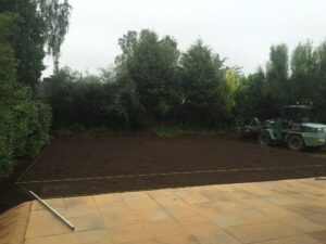 der mutterboden wird verteilt der mutterboden wird verteilt