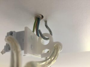 die deckenlampe wird am haken aufgehängt die deckenlampe wird am haken aufgehängt