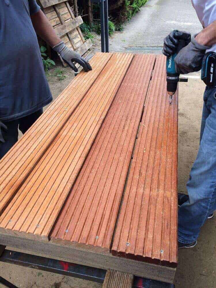 oberstes treppenelement wird zusammengebaut oberstes treppenelement wird zusammengebaut