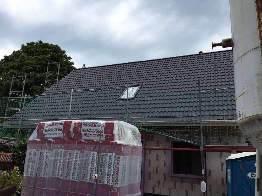 dach ist fertig gedeckt und dachfenster eingebaut dach ist fertig gedeckt und dachfenster eingebaut