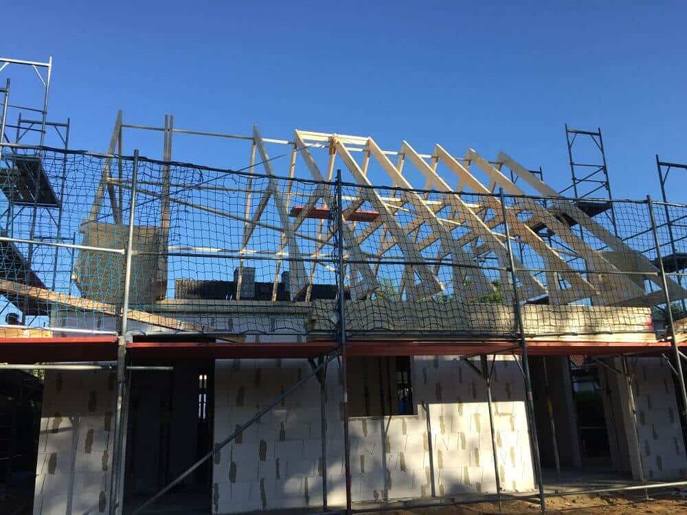 der dachstuhl aus holz ist bald fertig der dachstuhl aus holz ist bald fertig