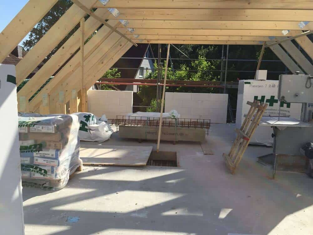 der dachstuhl steht jetzt wird gemauert der dachstuhl steht jetzt wird gemauert