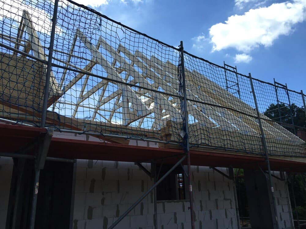 der dachstuhl wird aufgebaut der dachstuhl wird aufgebaut