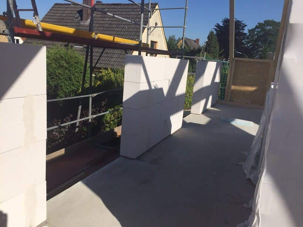 die außenwände im obergeschoss werden gemauert die außenwände im obergeschoss werden gemauert