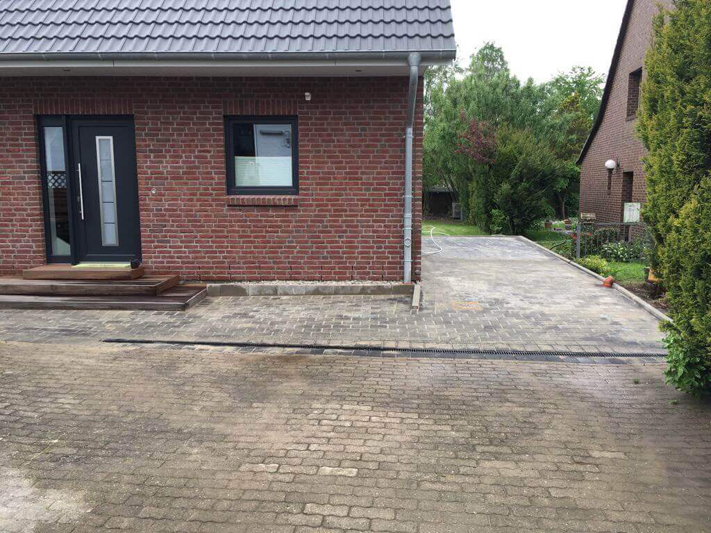 die einfahrt ist fertig gepflastert worden die einfahrt ist fertig gepflastert worden