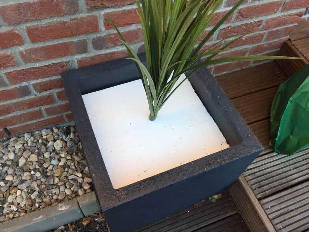 die kunstpflanze wird einfach im styropor vom pflanzkübel versenkt die kunstpflanze wird einfach im styropor vom pflanzkübel versenkt