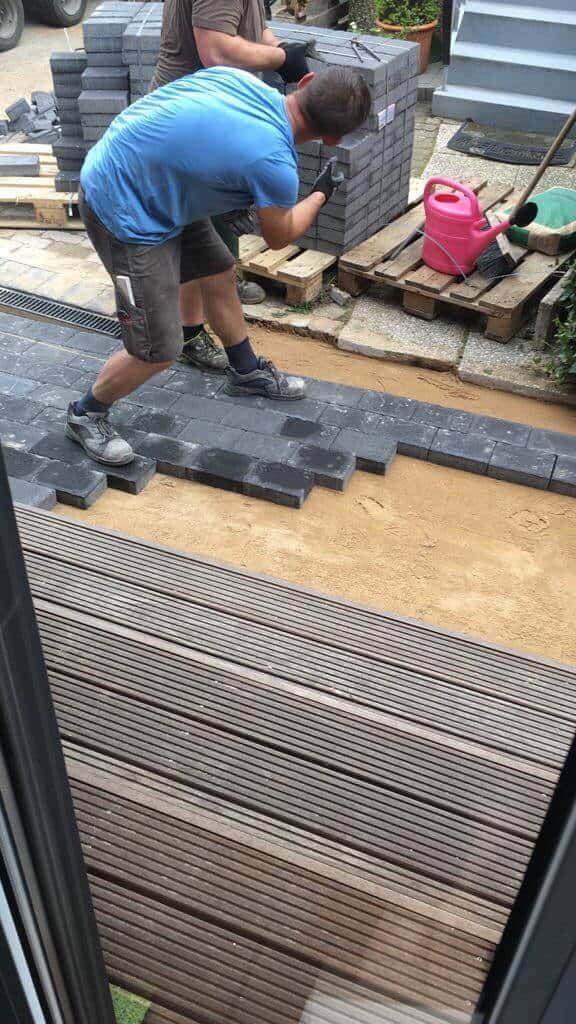 die pflastersteine vor der eingangstreppe werden verlegt die pflastersteine vor der eingangstreppe werden verlegt