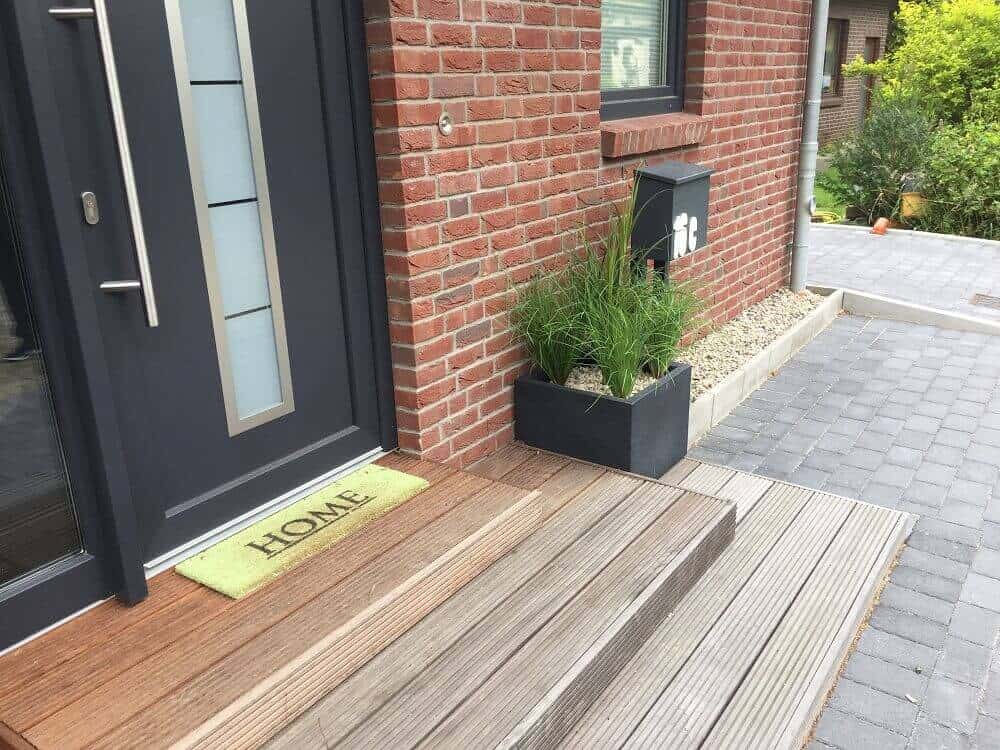 eingangsbereich außen treppe mit kunstpflanzen verschönert eingangsbereich außen treppe mit kunstpflanzen verschönert