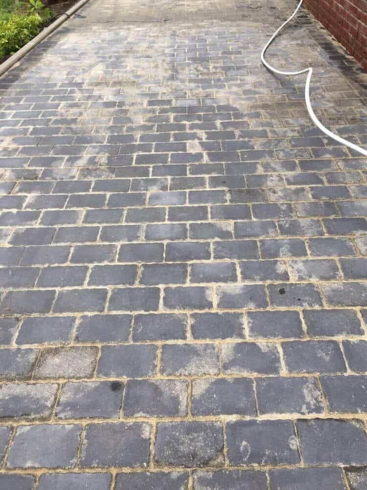 fugensand auf der neu gepflasterten einfahrt verteilt fugensand auf der neu gepflasterten einfahrt verteilt