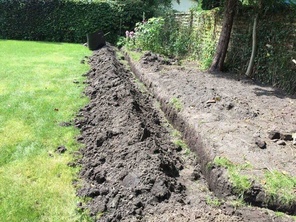 graben für die rhizomsperre ausheben graben für die rhizomsperre ausheben