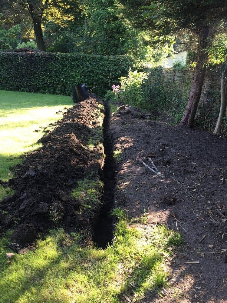 graben für die wurzelsperre ausheben graben für die wurzelsperre ausheben
