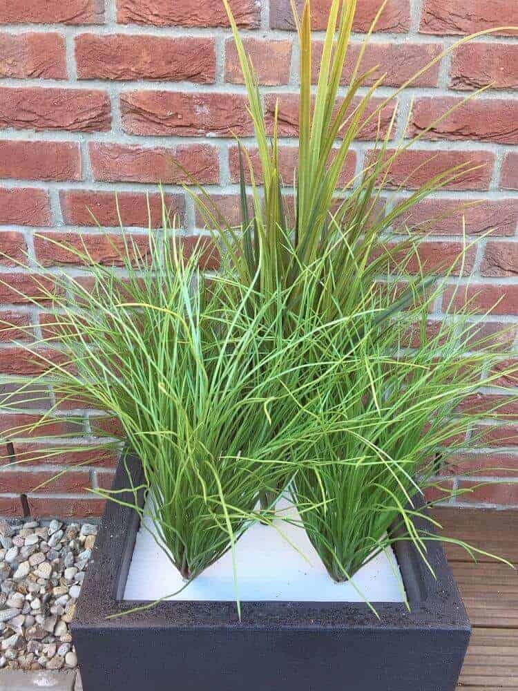 kunstgras ins styropor gesteckt um den hauseingang zu verschönern kunstgras ins styropor gesteckt um den hauseingang zu verschönern