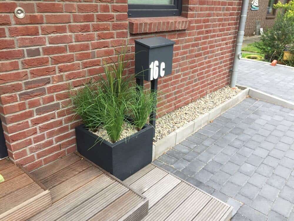 pflanzkübel mit kunstpflanzen vor der haustür pflanzkübel mit kunstpflanzen vor der haustür