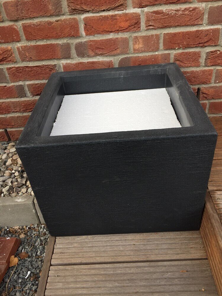 pflanzkübel mit styroporplatten ausgelegt um kunstpflanzen einzustecken pflanzkübel mit styroporplatten ausgelegt um kunstpflanzen einzustecken