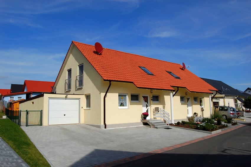 Ein klassisches Zweifamilienhaus mit Garage