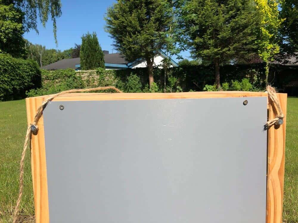 das eichhörnchenfutterhaus mit schnur am baum befestigen das eichhörnchenfutterhaus mit schnur am baum befestigen