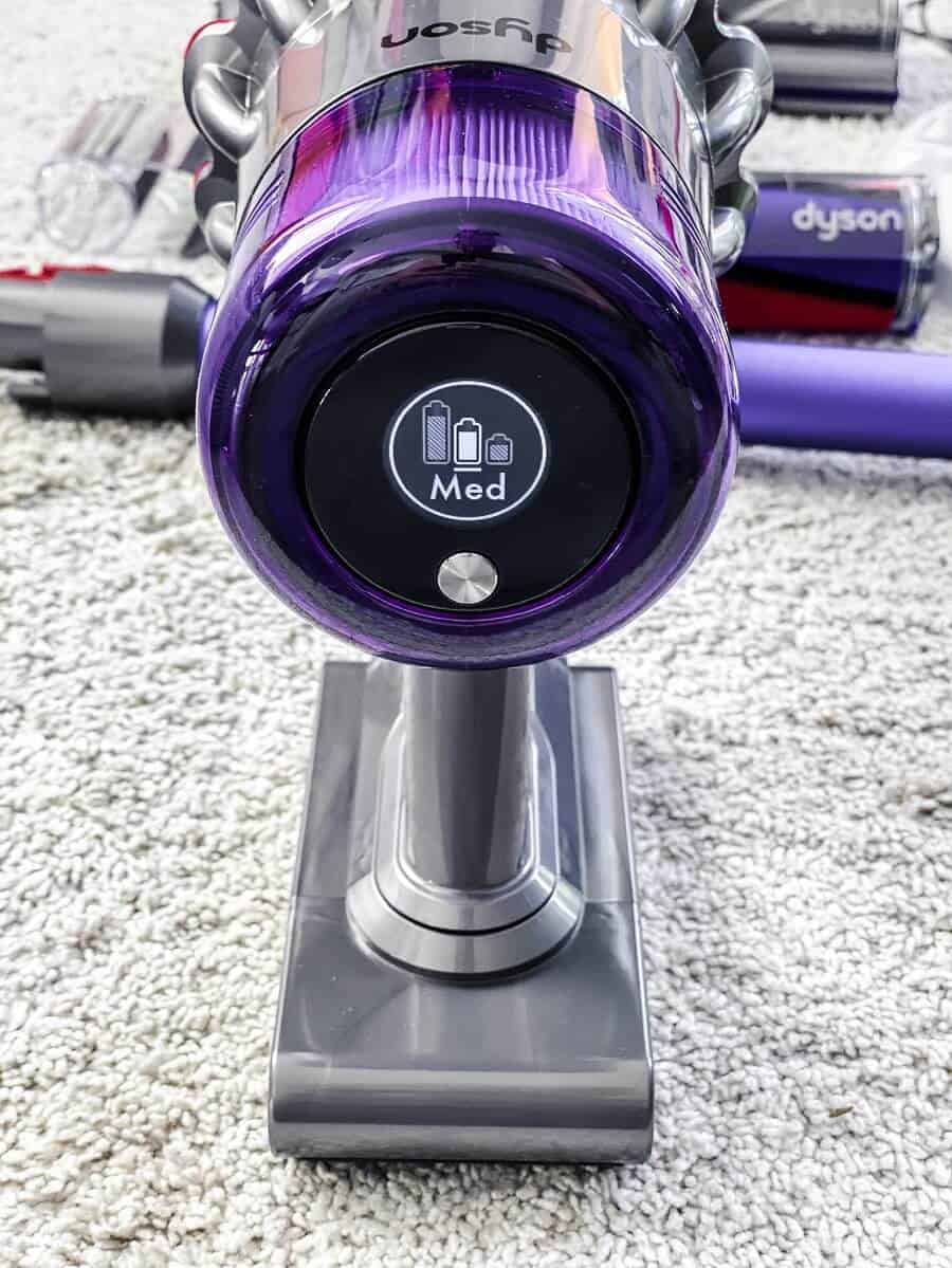 Der Dyson V11 zeigt dir die aktuelle Saugstufe und im laufenden Betrieb auch die Restlaufzeit des Akkus an