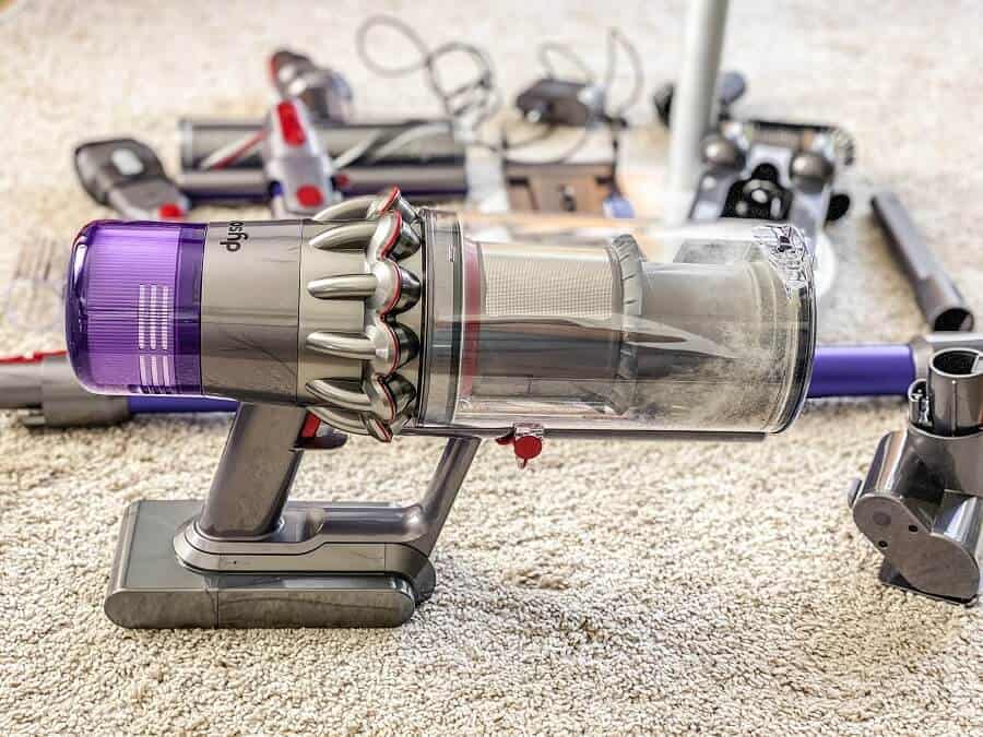 Der Staubbehälter vom Dyson V11 ist noch mal deutlich größer geworden und bietet jede Menge Platz