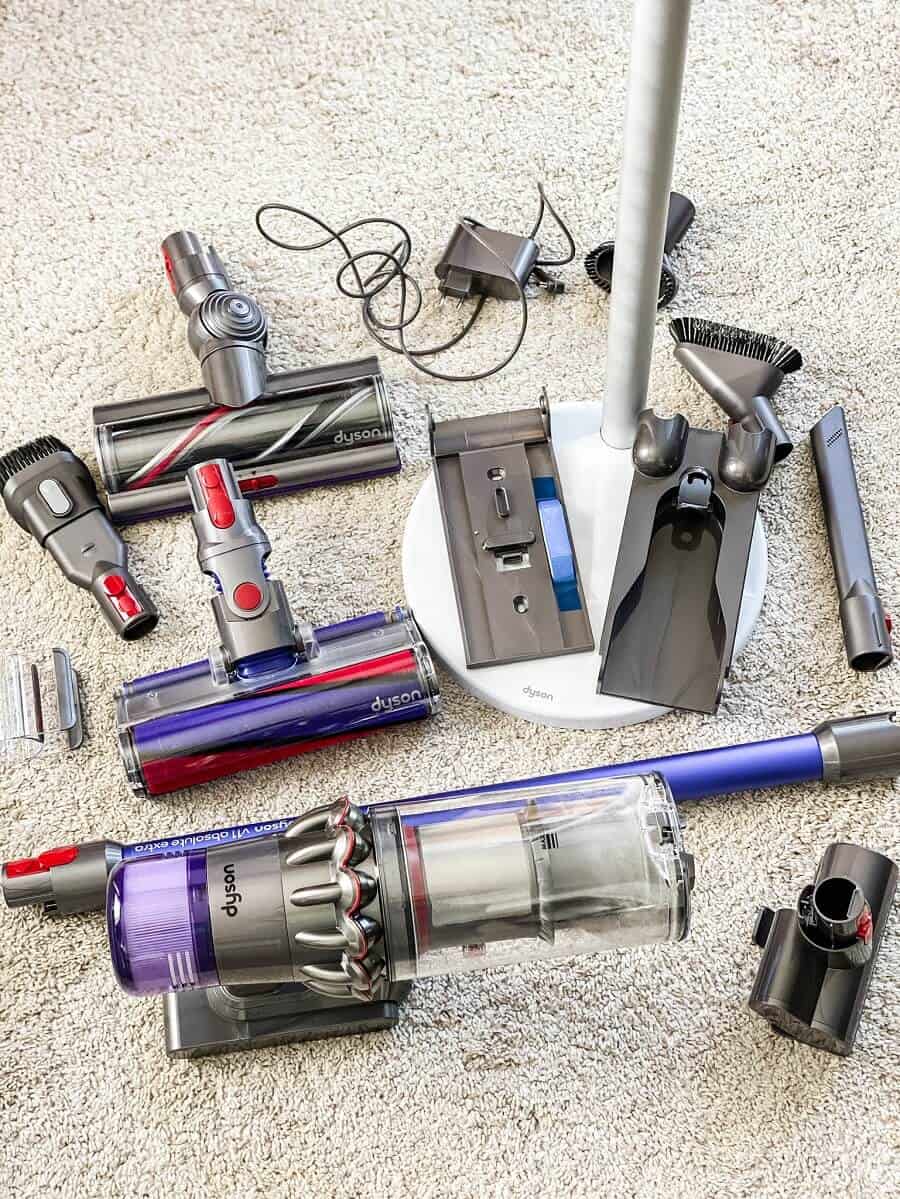 Der V11 Staubsauger von Dyson kommt mit jeder Menge Zubehör daher