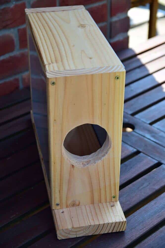 der selbstgebaute futterkasten hat seitliche einstiege für das tier der selbstgebaute futterkasten hat seitliche einstiege für das tier