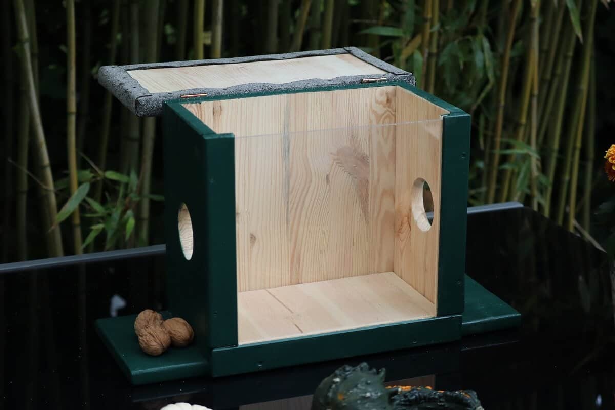 ein selber gebautes eichhörnchen futterhaus mit offenem deckel ein selber gebautes eichhörnchen futterhaus mit offenem deckel