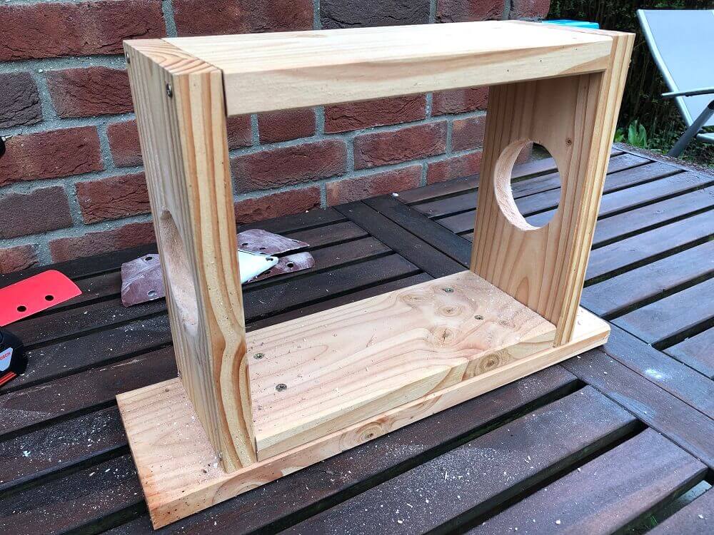 einstiegslöcher für das eichhörnchenfutterhaus sind fertig einstiegslöcher für das eichhörnchenfutterhaus sind fertig