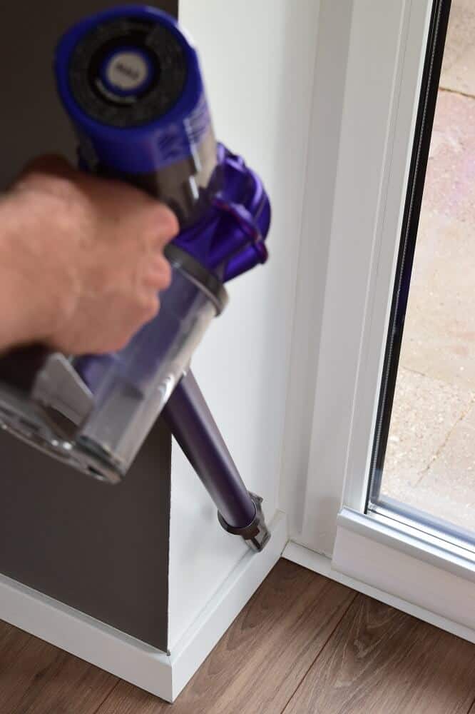 fussleisten entstauben mit dem dyson staubsauger v animal pro fussleisten entstauben mit dem dyson staubsauger v animal pro