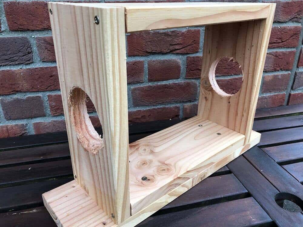 löcher mit der lochsäge in die seiten vom futterkasten löcher mit der lochsäge in die seiten vom futterkasten