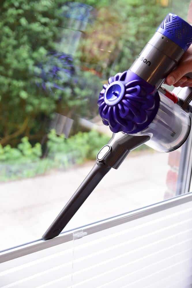 plissee entstauben mit dem dyson akkustaubsauger v animalpro plissee entstauben mit dem dyson akkustaubsauger v animalpro