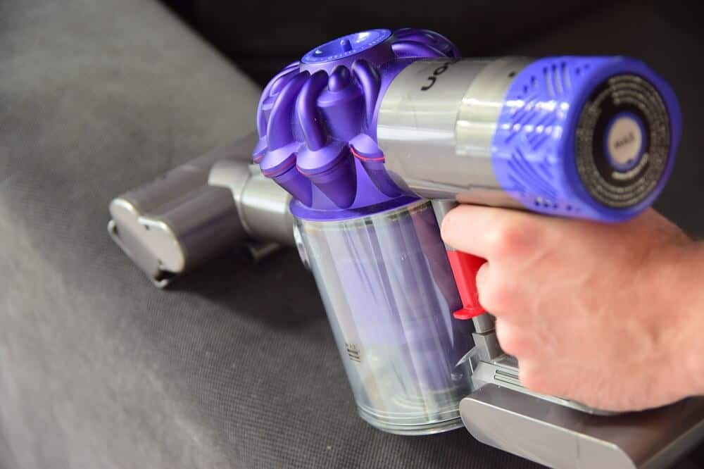 sofa mit dem akkusauger von dyson reinigen sofa mit dem akkusauger von dyson reinigen