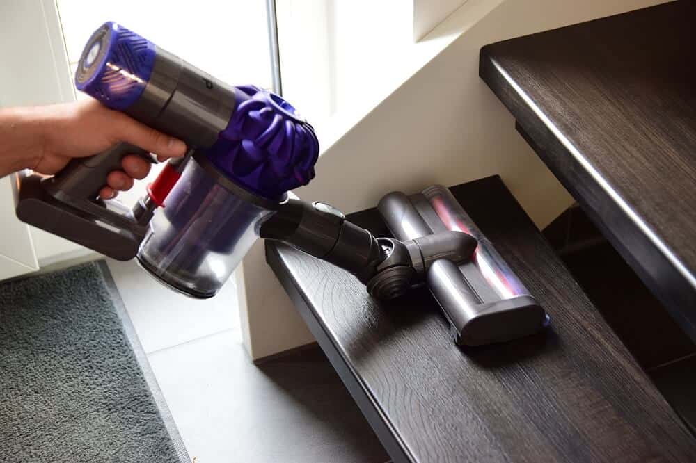 treppe saugen mit dem dyson akkusauger treppe saugen mit dem dyson akkusauger
