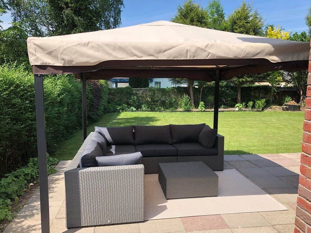 gartenpavillon wird aufgebaut gartenpavillon wird aufgebaut