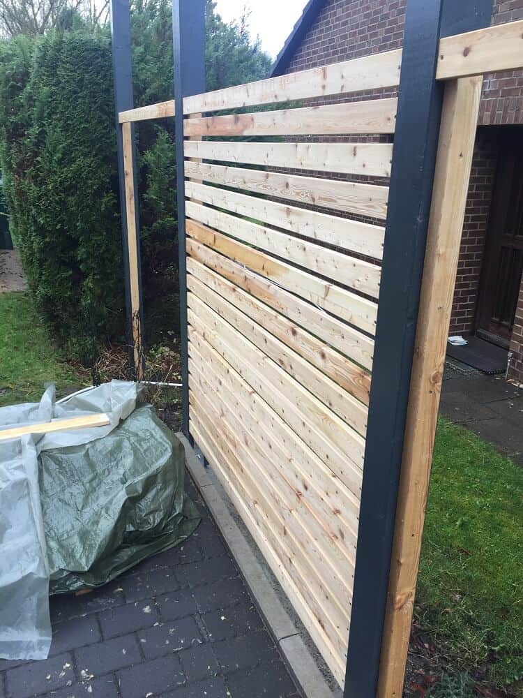 das erste zaunelement ist fertiggestellt das erste zaunelement ist fertiggestellt