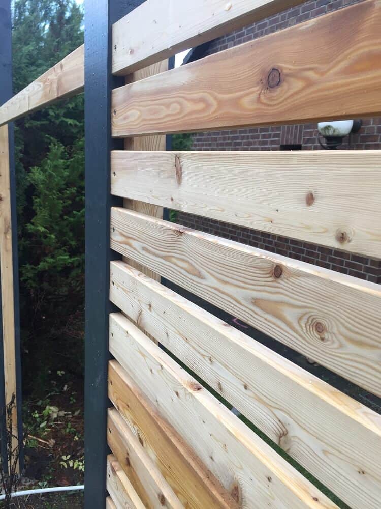 die zwischenlattung vom gartenzaun wird fertiggestellt die zwischenlattung vom gartenzaun wird fertiggestellt