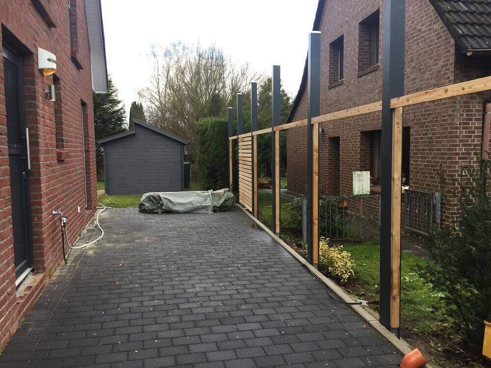 die zwischenlattung vom sichtschutz wird gesetzt die zwischenlattung vom sichtschutz wird gesetzt