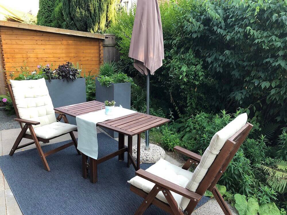 kleine sitzecke mit outdoor teppich auf der terrasse