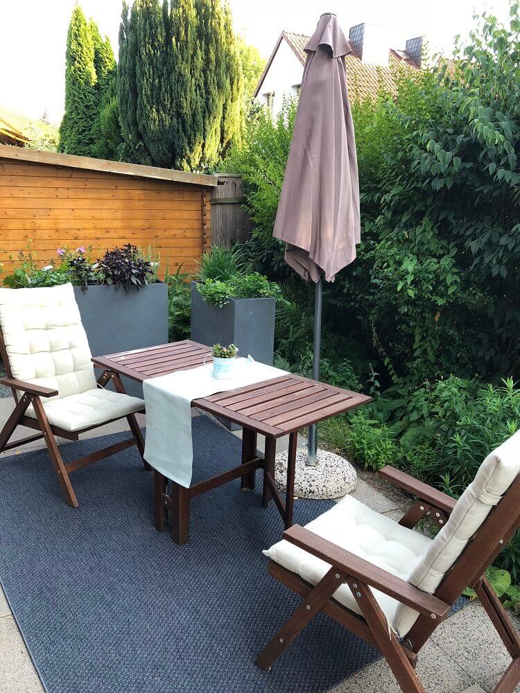kleine sitzecke mit outdoorteppich und sonnenschutz kleine sitzecke mit outdoorteppich und sonnenschutz
