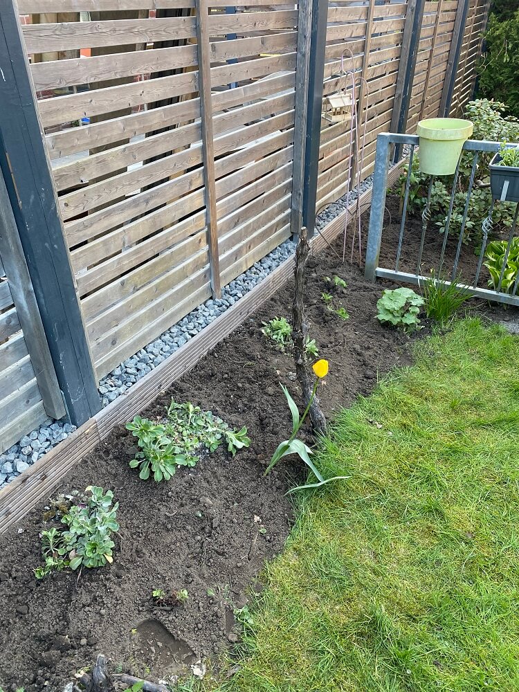 Mit Holzblenden verstecken wir das Betonfundament unserer Auffahrt, damit unsere Nachbarn einen schรถneren Anblick haben