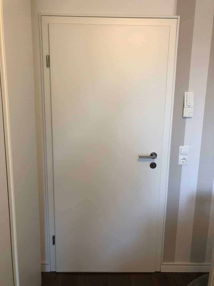 mit dem kabelkanal zum aufkleben führen wir ein netzwerkkabel um die tür herum zum receiver mit dem kabelkanal zum aufkleben führen wir ein netzwerkkabel um die tür herum zum receiver