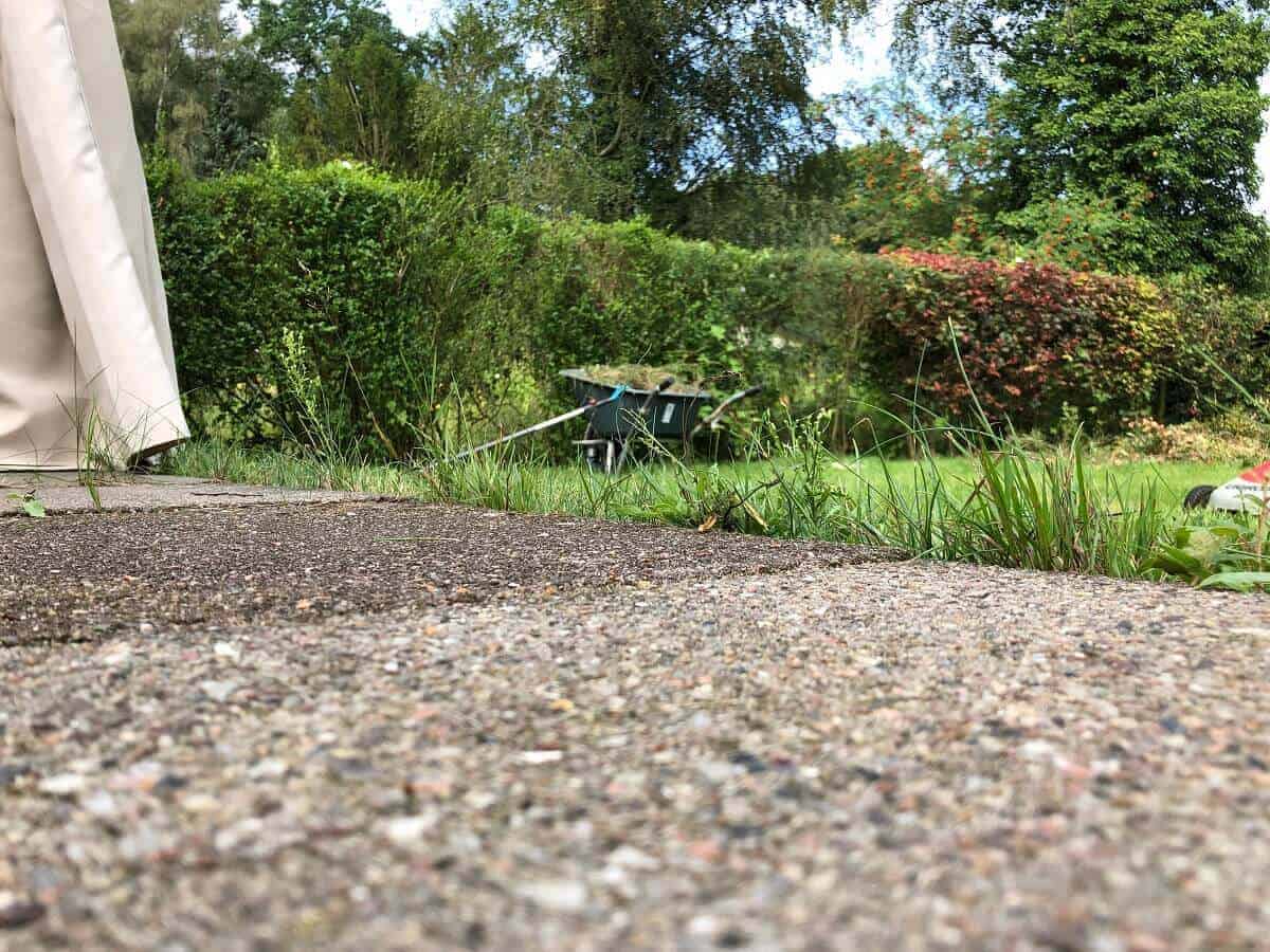 an der terrasse entlang stehen die grashalme die wir mit einem normalen rasenmäher nicht erreichen deshalb wurde es nun zeit für eine rasenkante an der terrasse entlang stehen die grashalme die wir mit einem normalen rasenmäher nicht erreichen deshalb wurde es nun zeit für eine rasenkante
