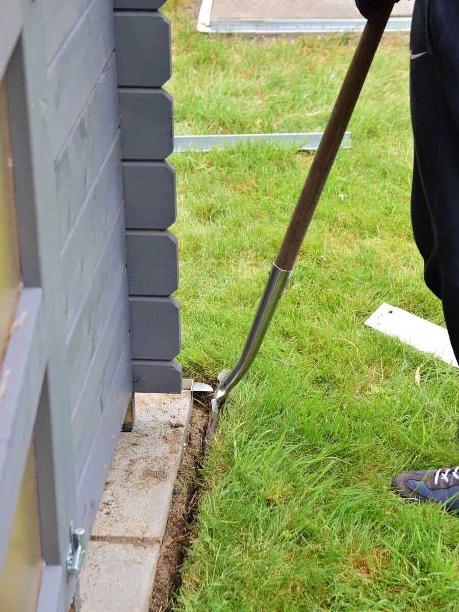 damit die rasenkante gesetzt werden kann haben wir gras entfernt und mit einem spaten einen kleinen spalt erzeugt damit die rasenkante gesetzt werden kann haben wir gras entfernt und mit einem spaten einen kleinen spalt erzeugt