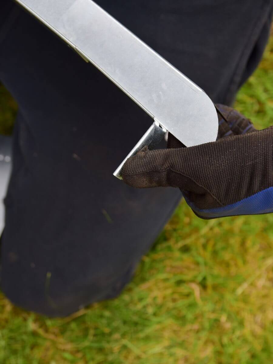 das ende der rasenkante wird einfach um grad gebogen damit wir sie um die ecke verlegen können das ende der rasenkante wird einfach um grad gebogen damit wir sie um die ecke verlegen können