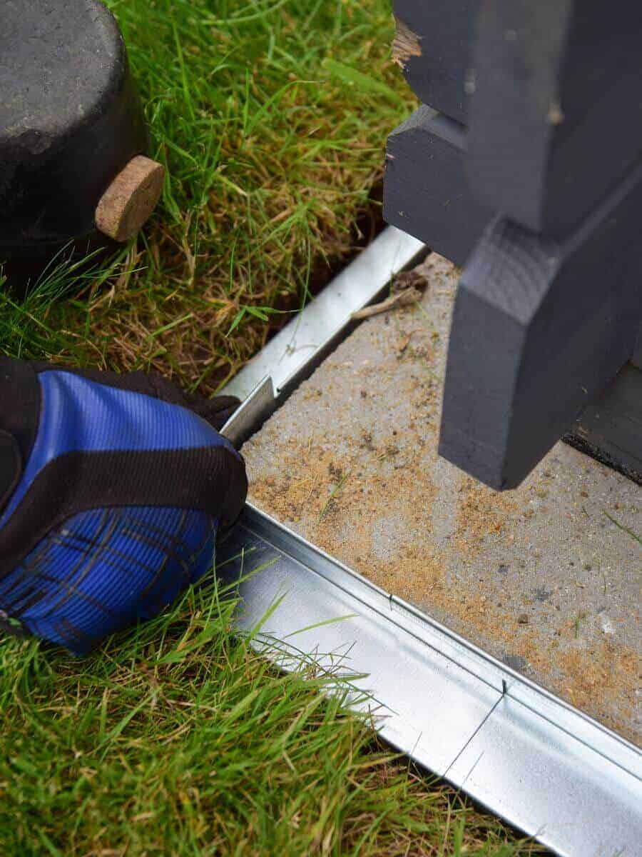 das verbindungsstück wird ganz einfach über eck gebogen und dann auf das zweite element gesetzt das verbindungsstück wird ganz einfach über eck gebogen und dann auf das zweite element gesetzt