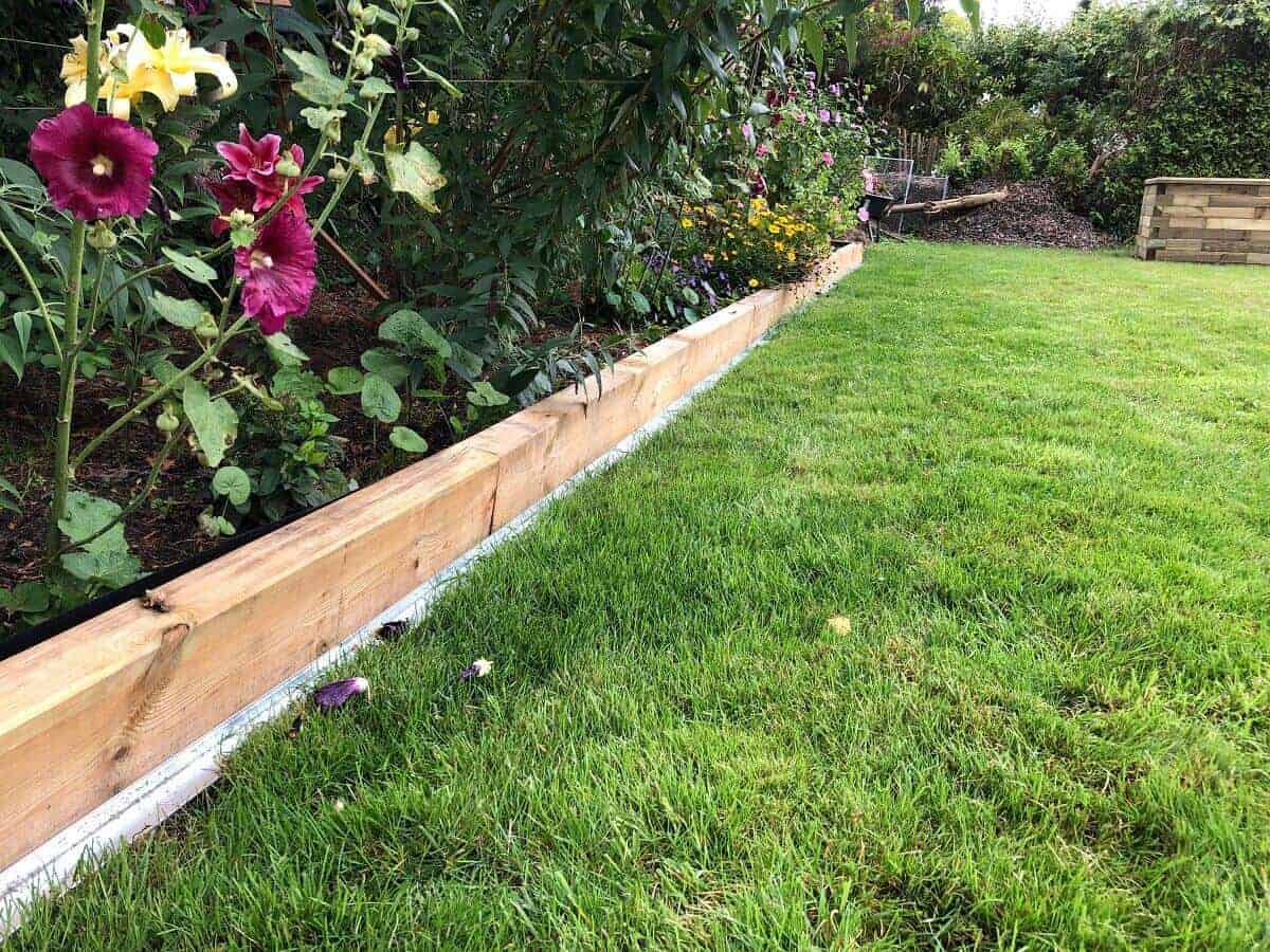 die rasenkante aus metall mit radlauf bei uns an der beeteinfassung aus holz der rasenmähroboter kann kommen