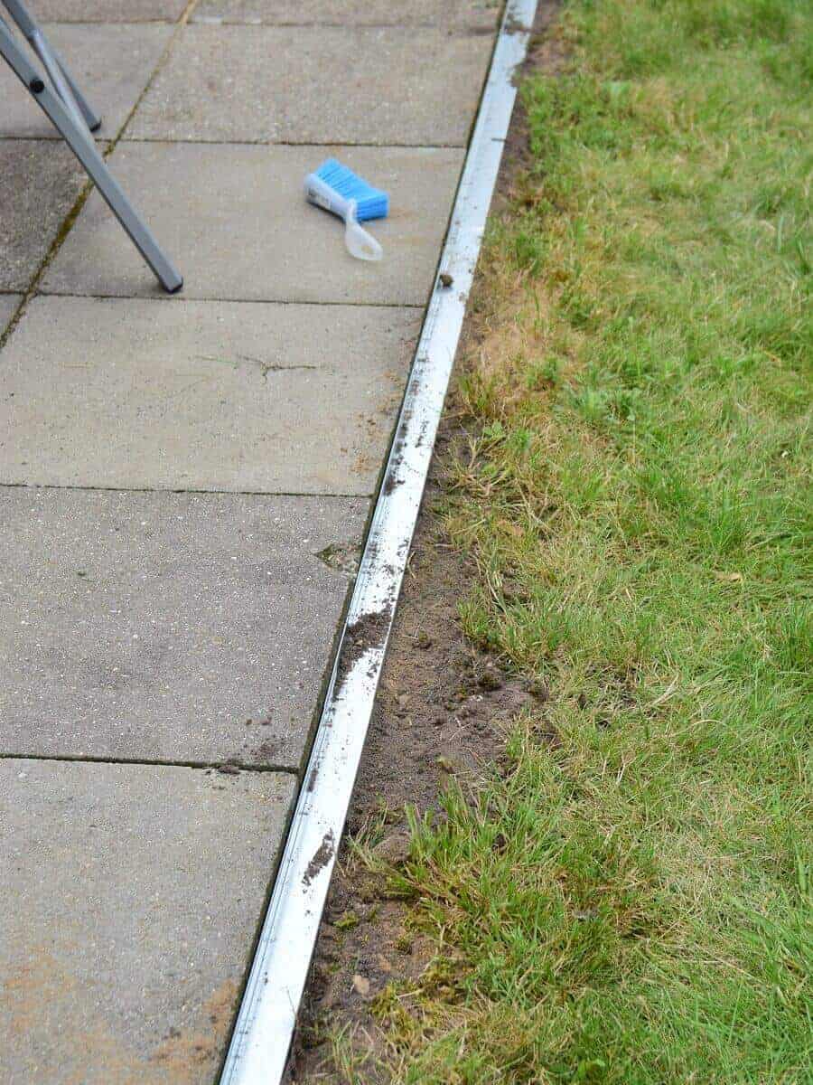 die rasenkante mit radlauf aus metall an der terrasse ist fertig verlegt die rasenkante mit radlauf aus metall an der terrasse ist fertig verlegt