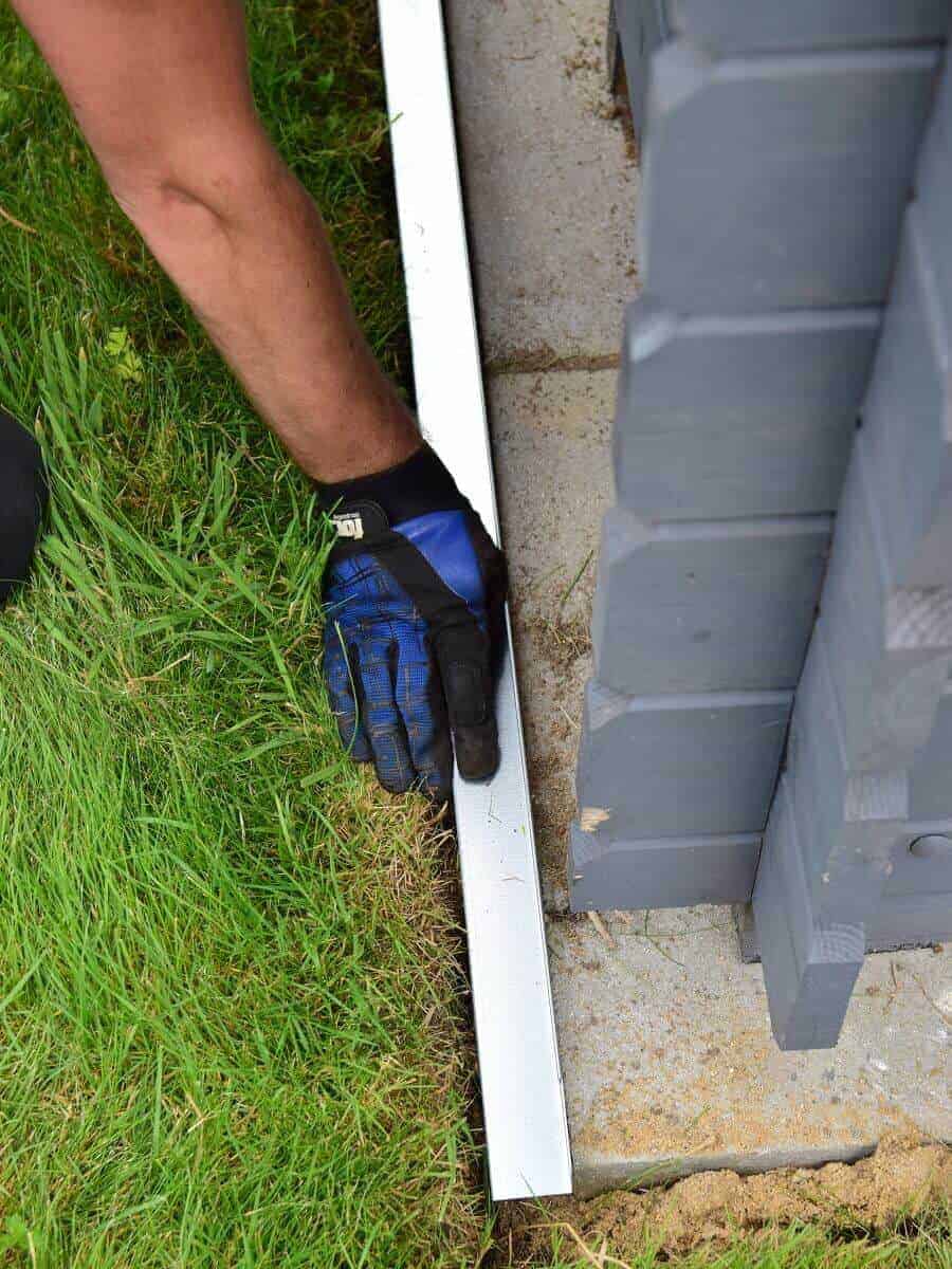 die rasenkante wird einfach in den graben gesetzt zur not mit einem gummihammer nachhelfen die rasenkante wird einfach in den graben gesetzt zur not mit einem gummihammer nachhelfen